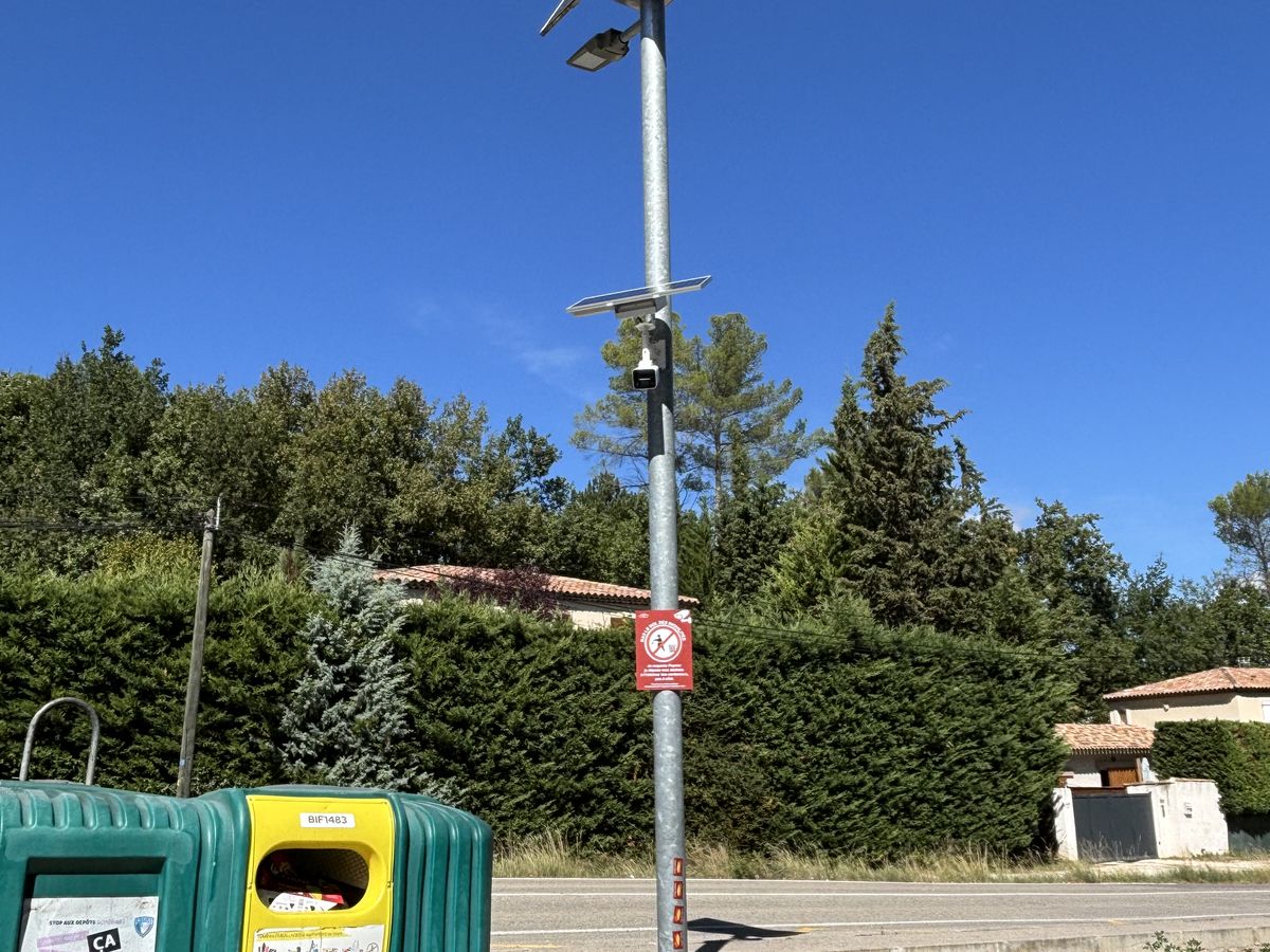 Caméra autonome sur mât au-dessus de conteneurs de tri sélectif
