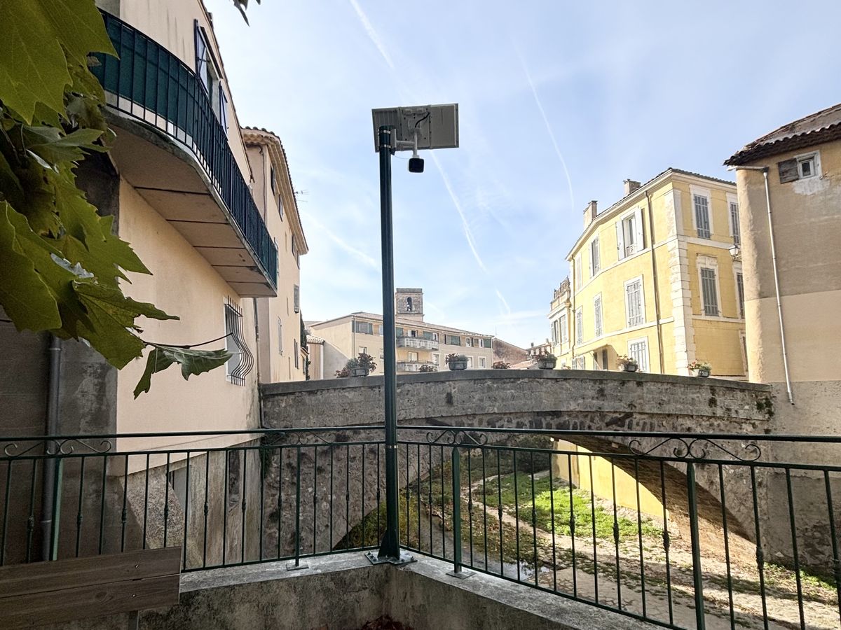 Caméra autonome sur candélabre dans une rue de village