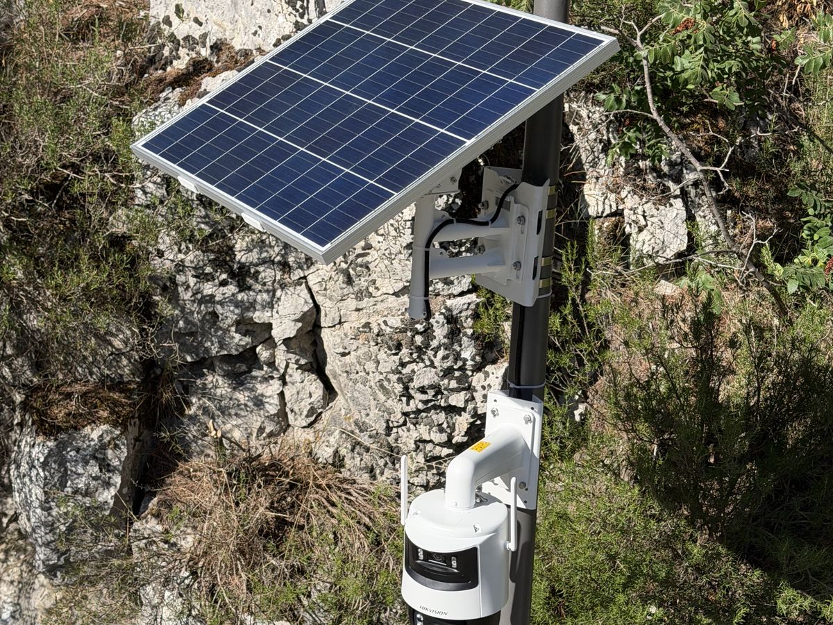 Caméra autonome et panneau solaire à une intersection de route départementale