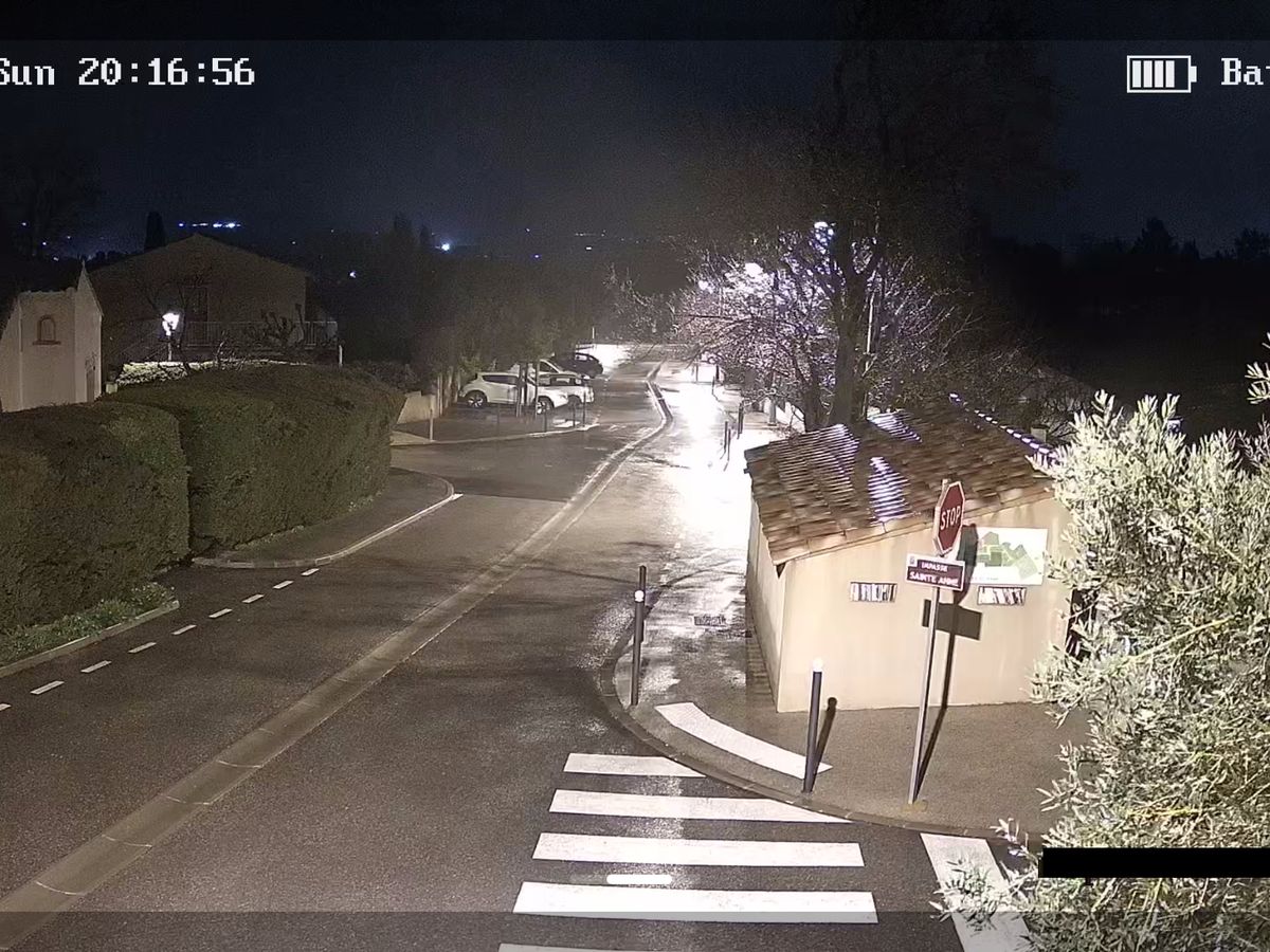 Image nocturne d'une caméra de surveillance montrant une rue et un passage piéton