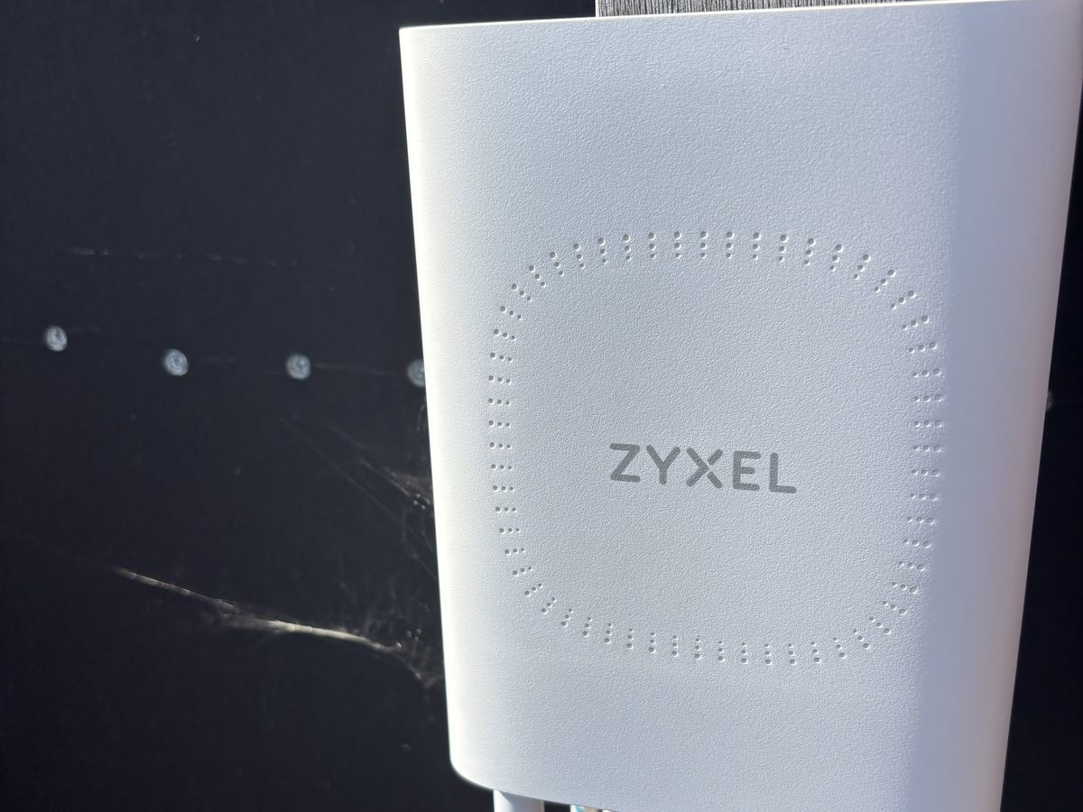 Borne wifi extérieure blanche fixée sur une façade