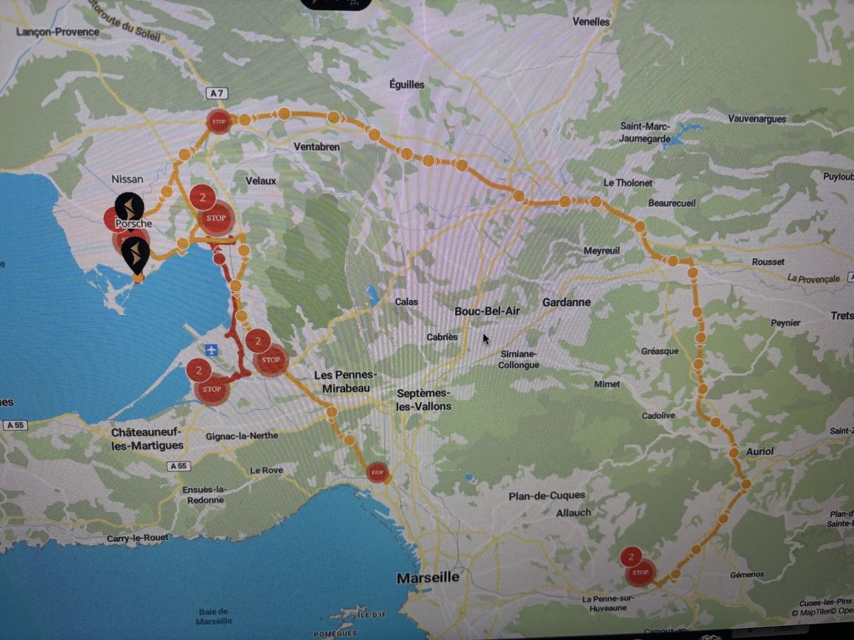 Carte affichant la position de véhicules équipés de traceurs GPS
