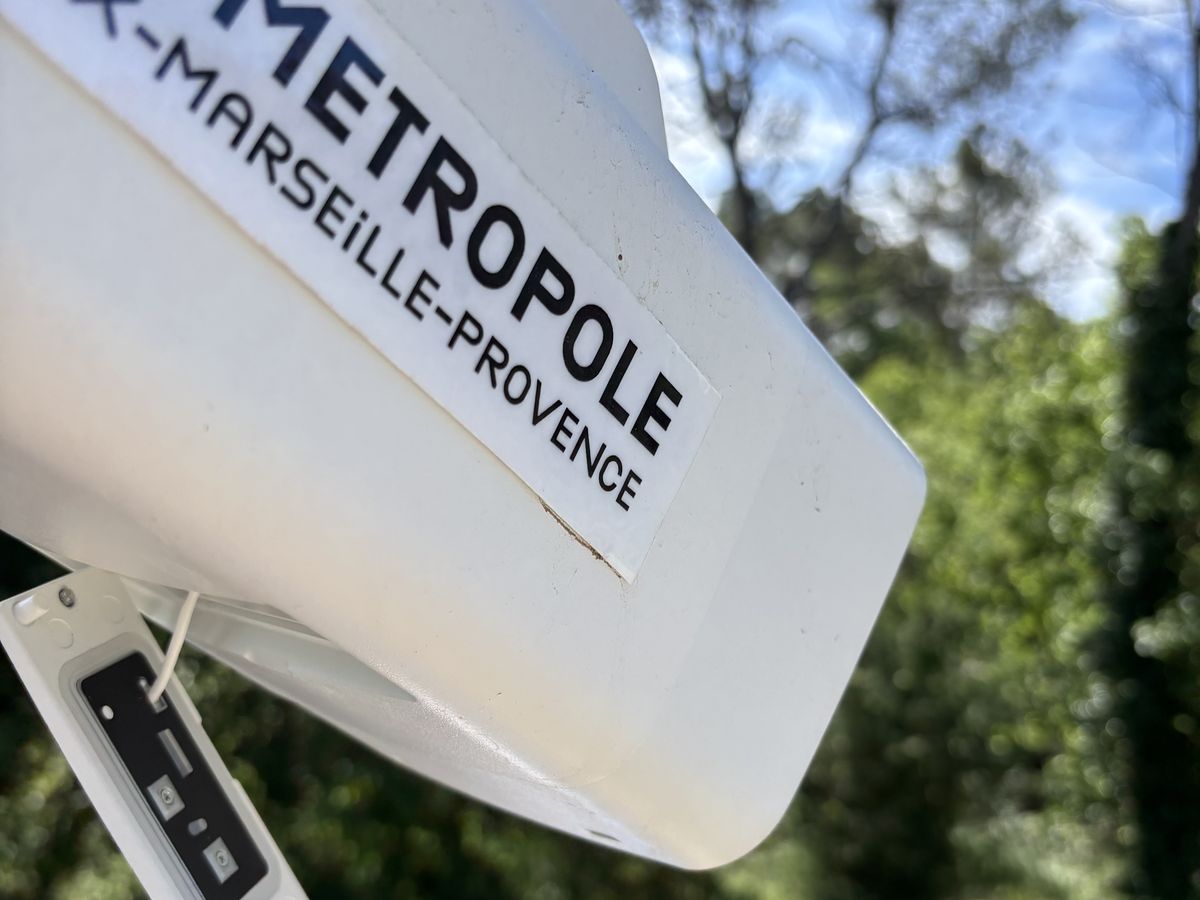 Caméra autonome installée au-dessus d'un point d'apport volontaire