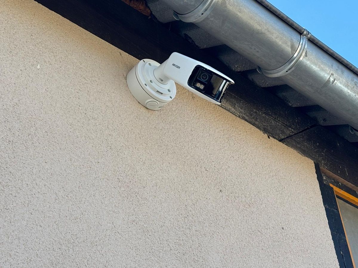Caméra de surveillance panoramique installée sur un bâtiment agricole
