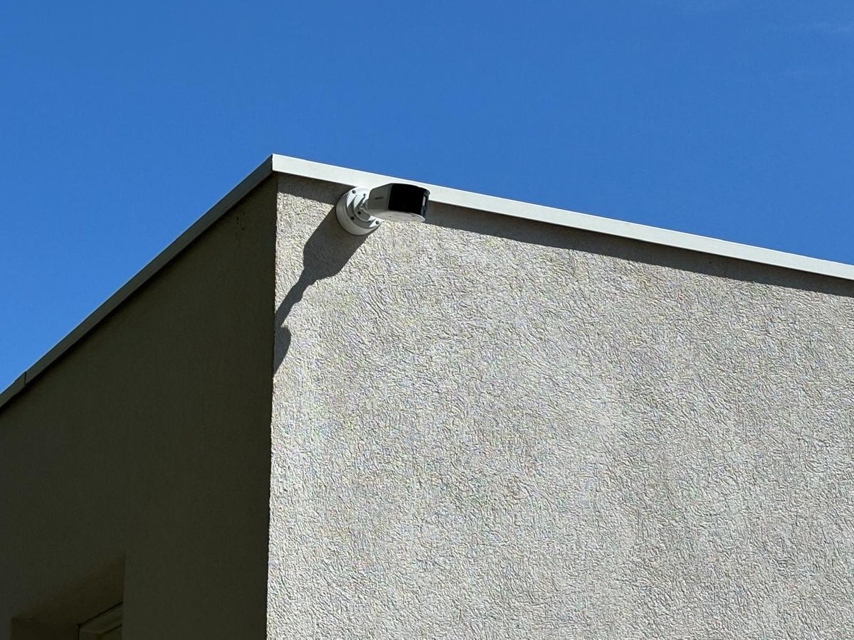 Caméra de surveillance installée sur la façade d'une maison