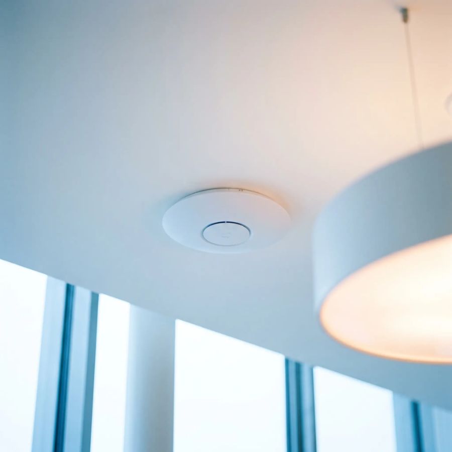 Borne wifi professionnelle fixée au plafond d'un bureau